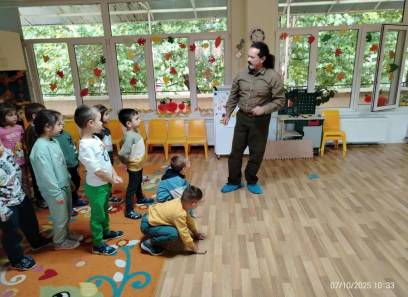  Гост на децата от трета група в сграда 1 беше г-н Боян Топузов от ДЛС 