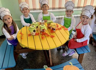Децата от 2 група на сграда 2 заедно с родителите си, приготвиха вкусни и здравословни туршийки, пълни с аромат и любов.