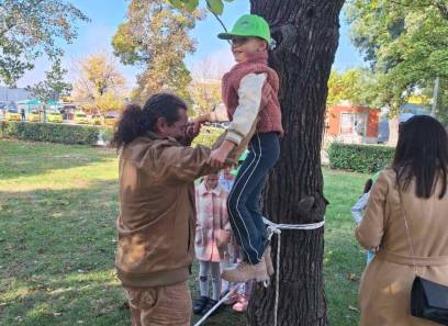Днес децата от двете четвърти групи се разходиха до парк- Автогара. Там ги посрещна Боян Топузов- горски педагог, който разказа интересна история за Конския кестен