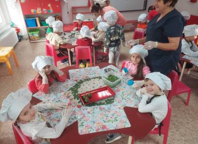 Нашата любима медицинска сестра- Мариета Калчева беше подготвила изненада за децата от 3 група на страда 1! Твориха коледни сладки- елхички, шишарки и таралежчета.