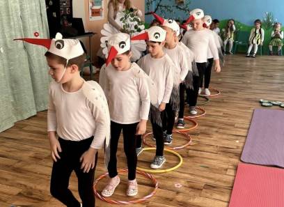 С много песни и танци децата от детската градина посрещнаха пролетта
