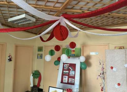 С предстоящото настъпване на месец март сградa 2 се изпълни с топлина, светлина и български дух. 